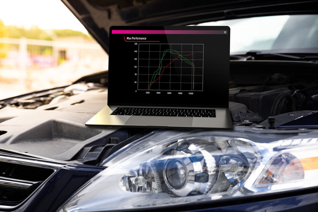 Capô de carro aberto, com notebook sobre o carro, e na tela do notebook é mostrado um gráfico escrito "Performance máxima", simbolizando o chip de potência