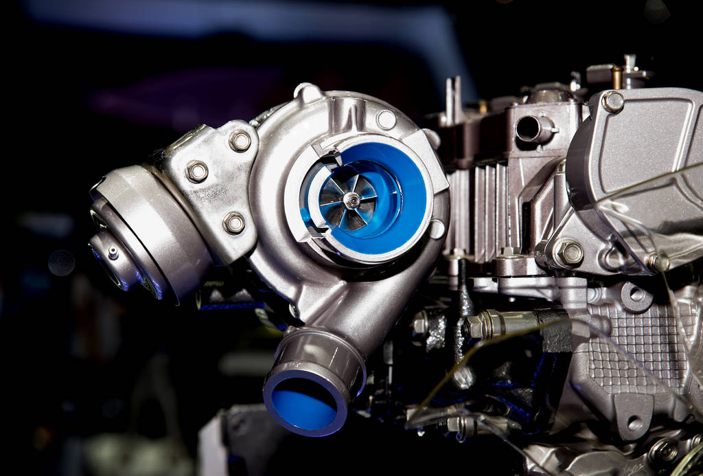 Motor turbo prateado com detalhes em azul